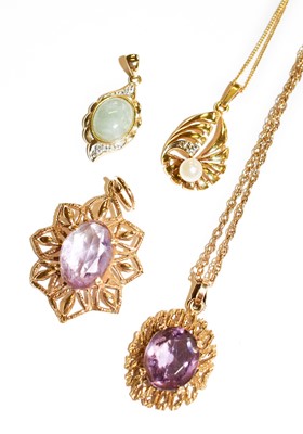 Lot 44 - A 9 carat gold amethyst pendant on chain,...