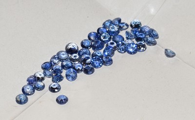Lot 139 - A quantity of loose round cut sapphires,...