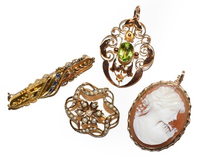 Lot 46 - A peridot pendant, stamped '9CT', length 3.9cm;...