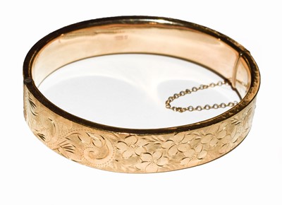 Lot 76 - A 9 carat gold hinged bangle, inner...