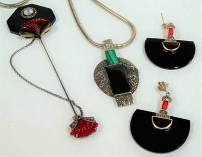Lot 101 - A collection of Art Deco jewellery including a...