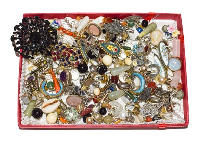 Lot 106 - A quantity of costume jewellery comprising of...