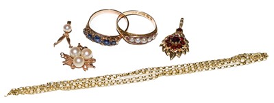 Lot 105 - A 15 carat gold ruby and split pearl ring,...