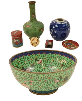 Lot 339 - A pair of Chinese blue and white jars...