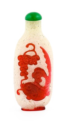 Lot 31 - A Peking Red-Overlay Snowflake Glass Snuff...