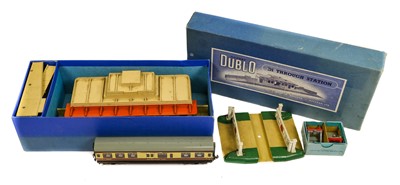Lot 106 - Hornby Dublo 2-Rail Coaches