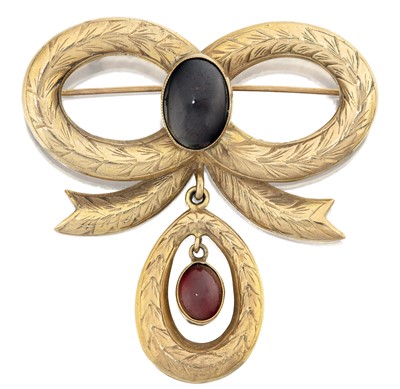 Lot 2020 - A 9 Carat Gold Garnet Brooch