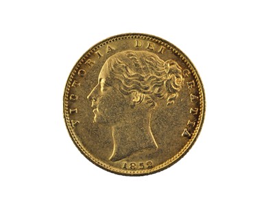 Lot 242 - Victoria, Sovereign 1852, obv. young head left,...
