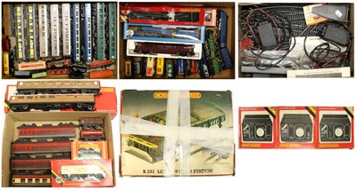 Lot 162 - Various OO Gauge Locomotives And Rolling Stock