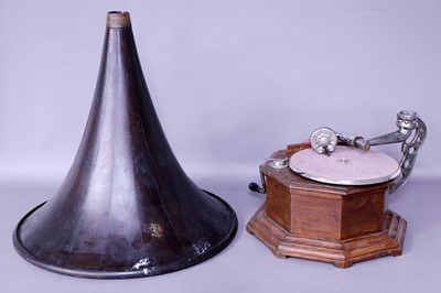 Lot 178 - A Hexagonal Horn Gramophone