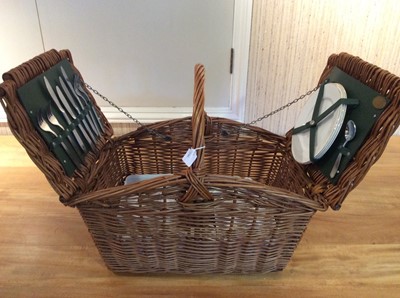 Lot 114 - A Land Rover Hamper Set, with Berkshire china...