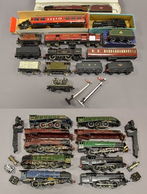 Lot 116 - Hornby Dublo Mixed Lot