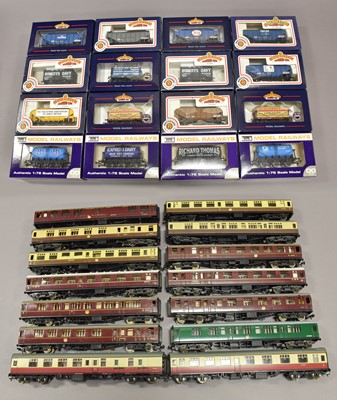 Lot 141 - Bachmann OO Gauge Wagons