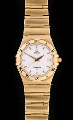 Lot 2272 - Omega: An 18 Carat Gold Calendar Centre...