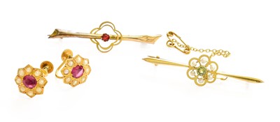 Lot 25 - A Peridot and Split Pearl Bar Brooch, stamped '...