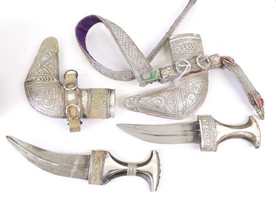 Lot 177 - A 20th Century Omani Khanjar, the 17cm curved...