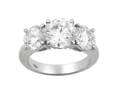 Lot 2338 - A Diamond Three Stone Ring the graduated round...