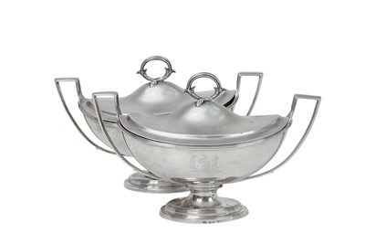 Lot 2019 - A Pair of George III Silver Sauce-Tureens and Covers