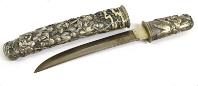 Lot 140 - A Copy of a Japanese Tanto Dagger, the hilt...