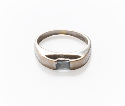 Lot 264 - An 18 Carat Gold Blue Stone Ring, finger size M