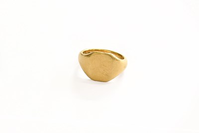 Lot 416 - An 18 Carat Gold Signet Ring, finger size H