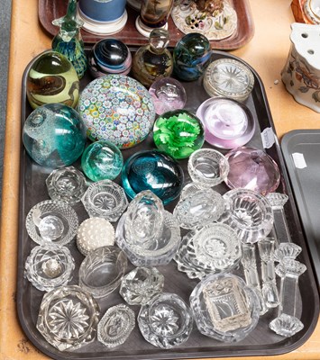 Lot 301 - Paperweights including Mdina and Murano...