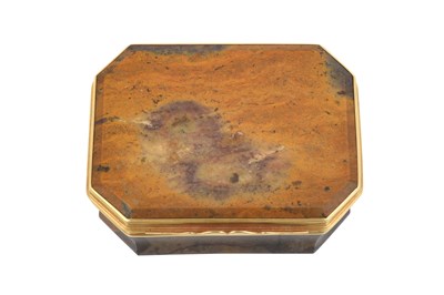 Lot 2118 - A Gold-Mounted Hardstone Snuff-Box