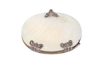 Lot 2020 - A George III Silver-Mounted Mother-of-Pearl Magnifying Glass