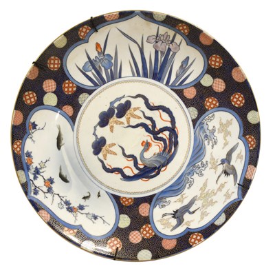 Lot 324 - An Imari Porcelain Charger, Meiji period,...