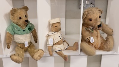 Lot 1133 - NB - Just selling the bears in the image ...