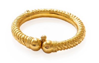 Lot 109 - A Hinged Bangle, inner diameter 5.9cm