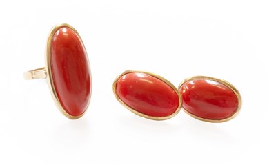 Lot 122 - A Coral Ring, the oval cabochon coral in a...
