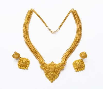 Lot 94 - A Necklace, the central curved filigree panel...