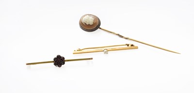 Lot 173 - A Garnet Bar Brooch, set centrally with a...