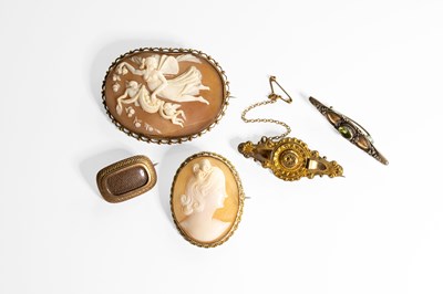 Lot 182 - A Cameo Brooch, depicting a classical scene,...