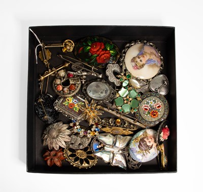 Lot 199 - A Quantity of Brooches, including a diamond...