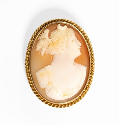 Lot 172 - A Cameo Brooch, the shell cameo depicting a...