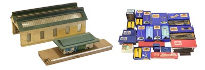Lot 3217 - Hornby Dublo (Pre-War) Wooden Engine Shed And Goods Platform