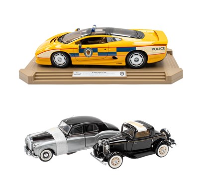 Lot 3493 - Maisto Jaguar XJ220 West Midland Police 1:12 Scale