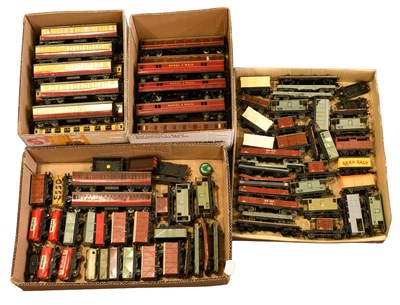 Lot 3247 - Hornby Dublo 3 Rail Rolling Stock