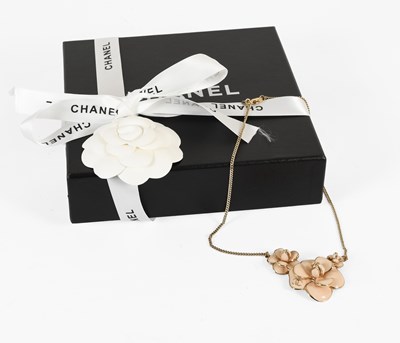 Lot Chanel Camillia Cluster Necklace, with cream...