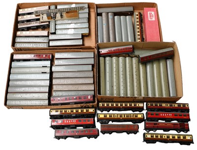 Lot 3224 - Hornby Dublo 2/3 Rail A Collection Of Assorted Coaches